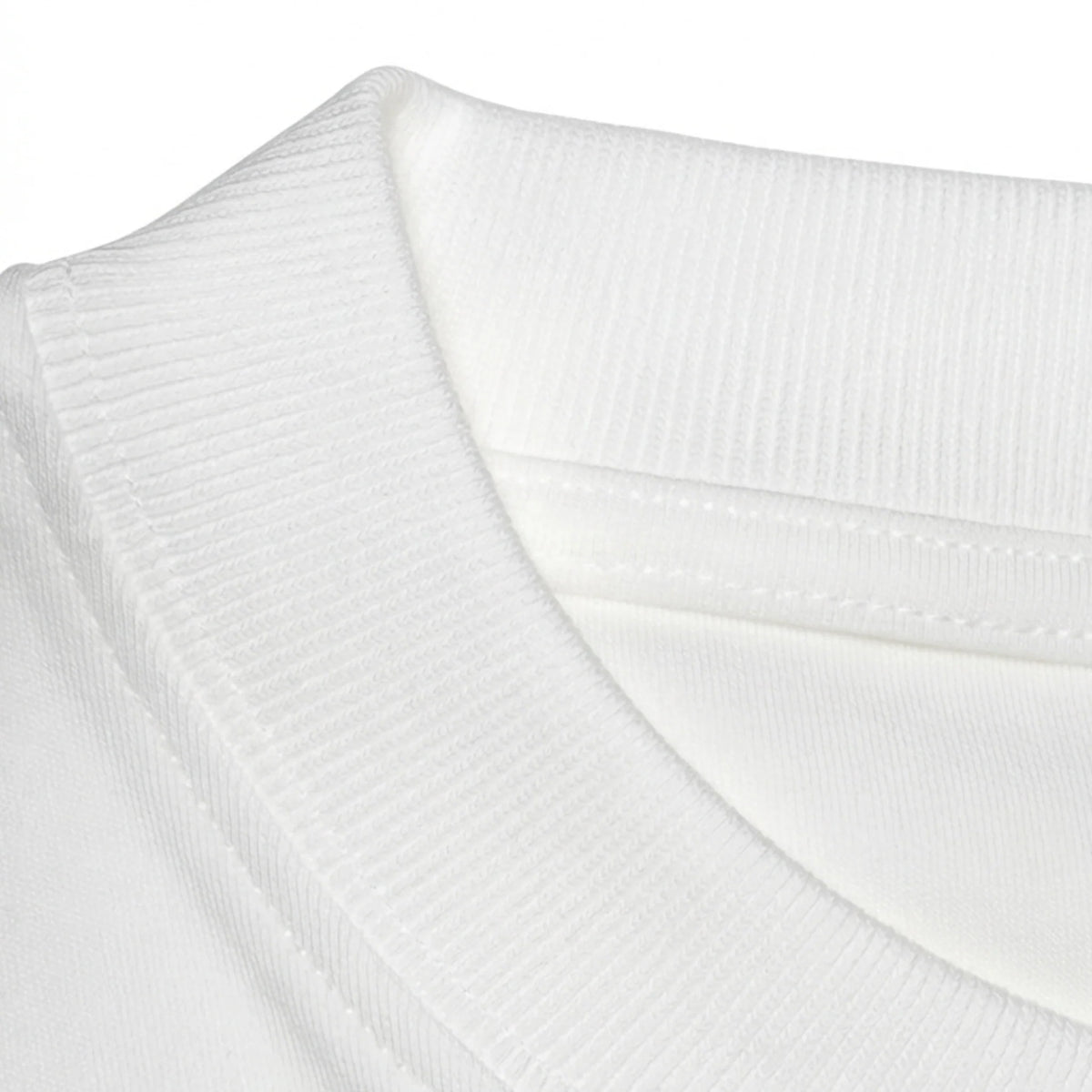 Cuello de canalé y costuras de una camiseta blanca gruesa de algodón orgánico